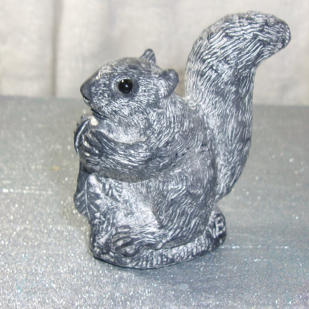 H-260 A WOLF ORIGINAL HAND CARVED SQUIRREL FIGURINE